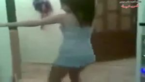 رقص مصرية لحم بلدي بفستان النوم العاري