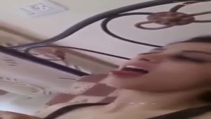 بينيك حبيبته في البيت وهي تصوت