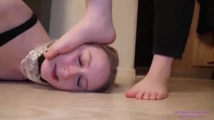 سكس اهانة الكلبة الذليلة