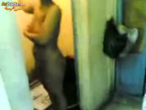 سكس عازم صاحبته على بيته في منطقة شعبية ويصورها في الحمام