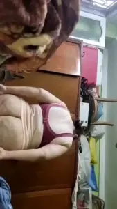 سكس ديوث يصور امه في غرفة النوم 2