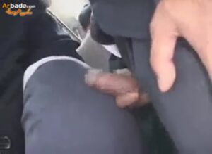 سكس الاتوبيس الياباني – يفرك زبه بطيزها