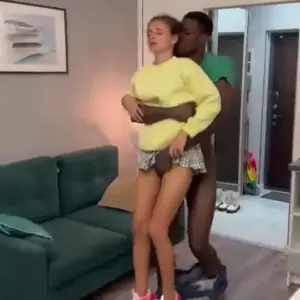 سكس الفحل الزنجي ينيك الطالبة في منزلها