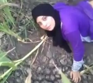 سكس جماعي علي فلاحة في الحوش