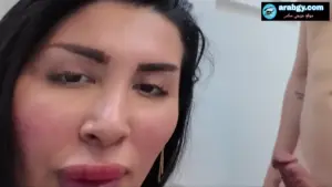 سكس ميرا النوري ينيكها في الحمام ويكب على بززها