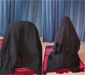 تصلي وتفرش طيزها