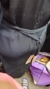 يطالع زبه ويحسس فيه على طياز المحجبة