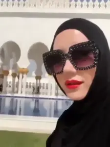 المؤمنة الشرموطة حلمة بزها واقفة في المسجد