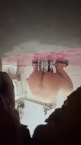 يتجسس على طياز اخته وهي تتحمم