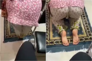 يتفرج على طيز اخته وهي تصلي